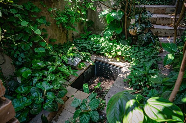 Quelles sont les étapes pour créer une zone de compostage discrète dans un jardin urbain ?